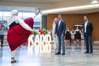 Pradalesen iristera Boiseko aireportura eta ahorezko agurra. Irudian, Lehendakaria Jaurlaritzako Kanpo Harremanetarako eta Euskadi Globalaren idazkari nagusi Ander Caballero eta Euskadiren AEBko ordezkaria Conchita Arangurenekin