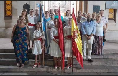 El Vicecónsul de España en Bolívar Walter D´Aloia Criado, integrantes del coro, dantzaris y directivos del Centro Navarro de Bolívar participaron en la misa celebrada en la iglesia San Carlos Borromeo por los 70 años de la institución