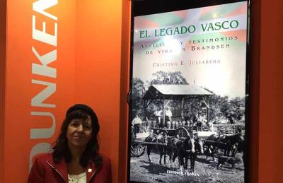 Cristina Juliarena, autora de "El legado vasco, apellidos y testimonios de vida en Brandsen" junto a su libro