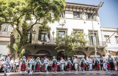 Dantzaris del cuerpo de baile del Centro Laurak Bat de Buenos Aires evolucionan frente a la sede de la institución en Belgrano 1144