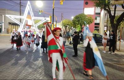 Imagen del ingreso de las banderas a la Plaza San Martín de Cañuelas en la celebración del Aberri Eguna del año pasado