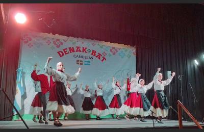 Dantzaris de Cañuelas cierran con el tradicional fandango y arin-arin el espectáculo de danzas de Aberri Eguna 2024