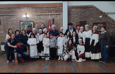 Con mucha emoción y homenajes, todas las generaciones celebraron los 65 años del Centro Vasco Denak Bat de Cañuelas
