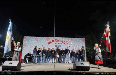 Aberri Eguna 2025 en Cañuelas, en el escenario en la Plaza San Martín: la bandera Argentina, la ikurriña y el coro de Denak Bat 