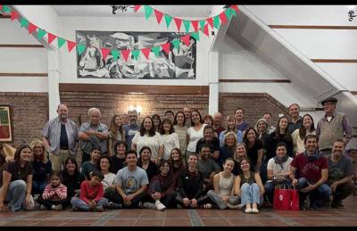 Dantzari txikiak, nagusiak eta Amak taldekoak, zuzendaritza batzordeko kideak, elkarteko lehendakari ohiak, dantzarien ama-aitak eta gonbidatuak Oier Araolaza eta Ainhoa Larrañagarekin batera