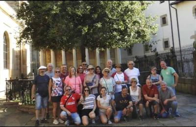 La comitiva de 21 chacabuquenses que visitó los siete territorios de Euskal Herria, a la sombra del Roble en la Casa de Juntas de Gernika 