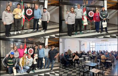 Arriba, a la izq., Finger padre e hijo, txapeldunes, junto a los anfitriones Cristina Jaca y el tesorero J.C. Zubeldía, a la der.: los subcampeones junto a C. Jaca y Olga Ortega, secretaria, abajo, las 4 parejas ganadoras y el salón durante el juego