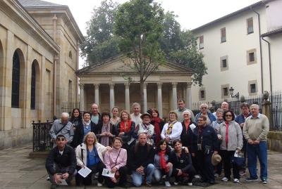 The 2015 group form the Chacabuco Basque club who traveled to the Basque Country that also includes people from Bragado and Chivilcoy in front of the Casa de Juntas in Gernika (photoEE)