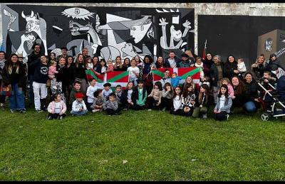 Estudiantes del Instituto del Instituto Superior de Formación Artística de Chascomús, dirigidos por el Prof. Rafael Aldatz, miembro del Centro Vasco Zingirako Euskaldunak, realizaron la reproducción del Guernica de Picasso