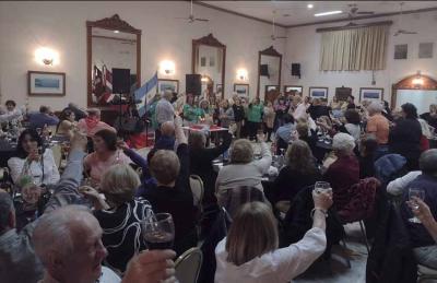 Más de 200 personas acudieron al llamado del Beti Aurrera de Chivilcoy para participar en la cena y festejo de su 40° aniversario