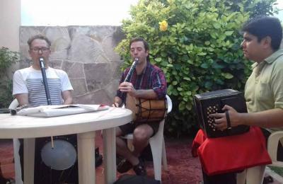 Musicians from the “Haizea eta Lurra” group at the Gerora Basque Association in Cordoba teach the class