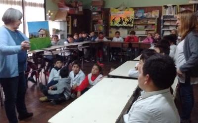 Isabel Bidegain Elortegui and Cynthia Uberuaga with third-year students at School #62 (photoEE) 