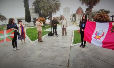 Organizado por Euskal Etxea de Trujillo, homenaje a próceres patrios peruanos visitando sus nichos en el Cementerio de Trujillo