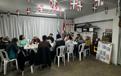 Ikasle eta irakasleak FIVUk antolatutako urteko lehen Topaketan joan den larunbatean Montevideon, Haize Hegoaren egoitzan
