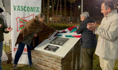 El Centro Vasconia Florida destapó una placa recordatoria. En la foto, Carmen Arguiñarena, representante de la colectividad vasca; Carlos Enciso intendente y Enzo Vizacuiluz, presidente de la Junta Departamental (foto FloridADiariO)