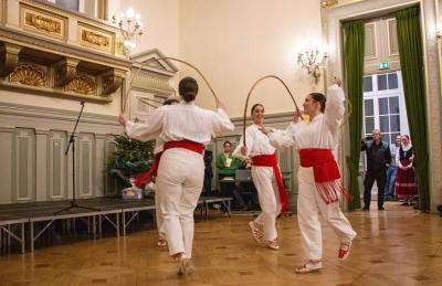 Parisko Gazteria Dantza Taldea Parisko 19. arrondizamenduko udaletxean (argazkia Udaletxea)