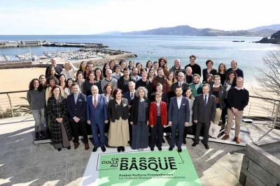 Etxepare Euskal Institutua mira a los países de la francofonía para impulsar la proyección exterior de Euskadi y la cultura vasca. En la imagen, presentación el pasado marzo en Getaria del plan “Ça colle au basque”