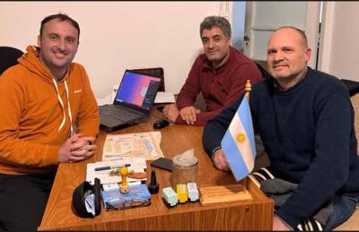 De izq. a der., el Sec. de Cultura de la Municipalidad de Gral. Belgrano, Rodrigo Berte, el vocal Emanuel Borthiri y el lehendakari de Gure Etxea, Juan Martin Iribarne, en la reunión celebrada en la sede municipal