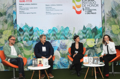 Harkaitz Cano (lehena ezkerrean) 2026ko Sao Pauloko Bienalean ‘Beltza, Kronikoa, historikoa’ eleberri beltzari buruzko mahai-inguruan (argazkia Bienala)