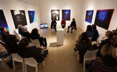 En la inauguración de 'El río no es un lugar' participaron en el conversatorio el sociólogo Nicolas Wainszelbaum, la artista vasca Nagore Legarreta y el biólogo Pablo La Padula (foto Bienalsur)