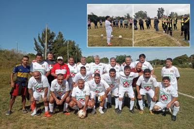 Partido inaugural de la cancha de fútbol del Saltoko Euskaldunen Taldea, con su equipación con lauburu, ikurriña y los colores vascos