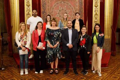 Los ocho jóvenes argentinos recibidos en el Palacio de Navarra con la consejera Ollo y el director de Acción Exterior Jorge Pérez