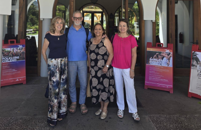 'Txileko Euskal Gizatalde'ko Rossana Arza lehendakaria, July Zabala lehendakariordea eta Estrella Aguirre diruzaina Kinku Zinkunegirekin bildu ziren euskara eskolekin jarraitzeko 2026ko hitzarmena sinatzera 