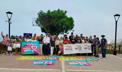 Hiriburu perutarrean egindako Korrika 24ko partaideak Mirafloreseko Malekoian, Limako Euskal Etxea antolatzaile