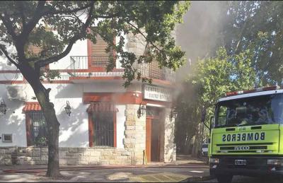 Los bomberos acudieron con celeridad y lograron controlar a tiempo el incendio en la sede de Euzko Etxea en La Plata