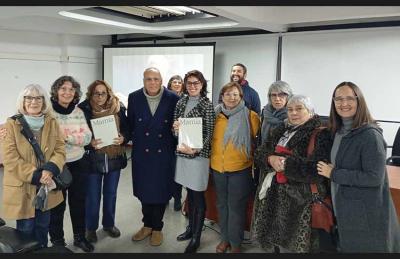 Itziar Aguirre sukaldariak (erdian, liburua eskuetan) hitzaldia eskaini zien, 2025eko Gastronomia Zikloaren barruan, UNLPra bildutakoei. Aguirre-ren aburuz, euskal sukaldaritza "tradizioaren eta sormenaren arteko sinergia birtuosoa" da