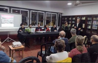 Topaketaren hasieran, Elkarte Israeldarra eta Max Nordau Liburutegiaren presidente Horacio Bilkisen hitzak (zutik), eta mahaian, ezk. esk. Irene Cafiero, Emanuel Placenti, Nestor Arrúa, Sandra Raggio eta Eduardo Rezses