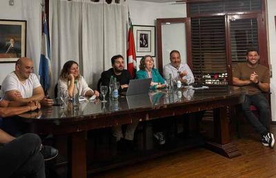 Ezk.esk: Juan M. de Luca (Italiarren Batzordea), Maria Laura Apecechea (Euzko Etxea), Carlos de Oliveira (Portugalgo Etxea), Ma. Eugenia Cruset (irlandarren ordezkaria), Diego Pérez (Galiziako Etxea) eta hiriko Gizataldeen idazkariorde Luis Sannen