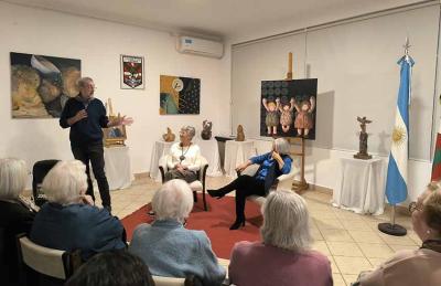 Por el Centro Vasco Lagunen Etxea de Laprida, palabras de bienvenida de Eduardo Lalo Torry, que presenta a Silvia Arias, entrevistadora, y a Mónica Saint Martín, entrevistada