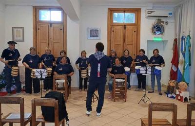 San Sebastian Martxa eta Iriyarena interpretatuz, Lagunen Etxeko danbor eta upelek EEaren 36. urteurreneko jaian debutatu zuten