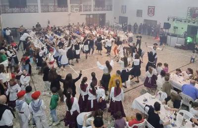 Dantzaris de Gure Ametza de todas las edades celebraron sus 40 años en una fiesta que superó el medio millar de invitados