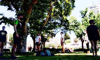 El grupo ‘OihanKide Taldea’ que lidera Aitor Alava bailando en el porteño Parque Centenario