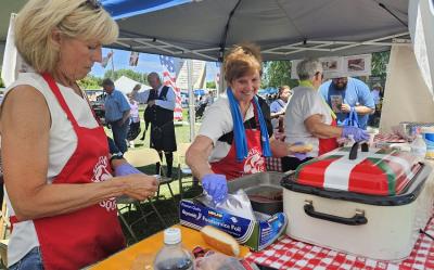 Ontarioko Euskal Etxeko sukaldariak lan eta lan 2025eko "America's Global Village" jaialdiko euren saltokian