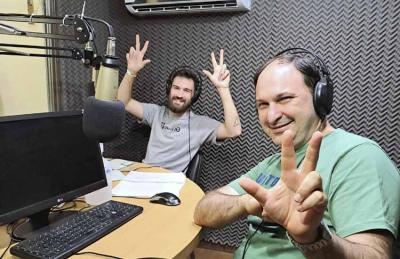Presencia Vasca: Santiago Erguy y Federico Borrás en el estudio de radio de la FM Universidad, de la UTN de Paraná; también online
