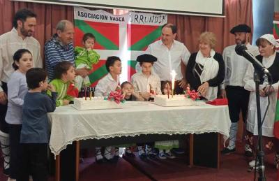 Urrundik de Paraná celebró con un almuerzo y brindó por su primer cuarto de siglo en compañía de numerosos amigos