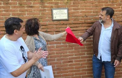 Sara Pagola eta 'Euskal Jatorri' EEko lehendakari Fernando Ocampo Etorena, Ramón Madariaga doktorearen plaka desestatzen Posadasen