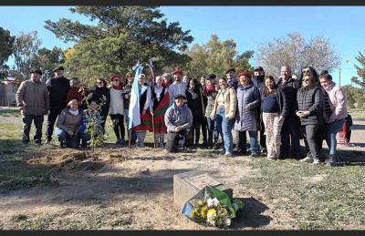 El pasado 5 de mayo, en el marco de su 13° aniversario, socios y socias de Etorritakoengatik plantaron un retoño del Árbol de Gernika en la Plaza Euskadi de Puerto Madryn, en compañía de integrantes de Haraneko Euskal Etxea de Trelew