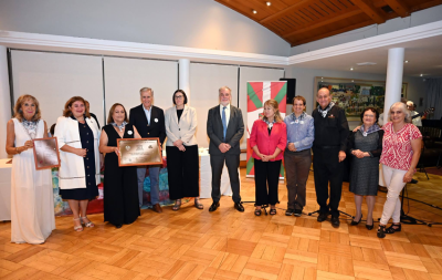 Txileko Euskal Gizataldeko eta Estadio Españoleko agintariak Laura Oroz Espainiako enbaxadorearekin UNOTA sariaren zeremonian