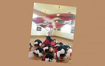 Zazpiak Bat Basque Dancers performing Ikurriña Dantza (photoEE) 