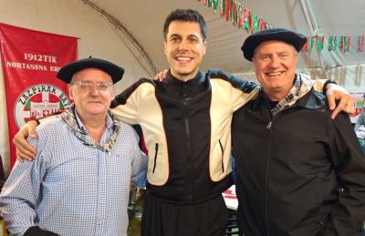 Carlos Miguelena (ezkerrean) eta Guillermo Canut (eskuinean), FEVAko lehendakari eta 2. lehendakariorde hautatuko dituzte seguruenik larunbatean. Irudian, Pello Reparaz kantaria erdian, azaroan Rosarion 41. Gizataldeen Jaian