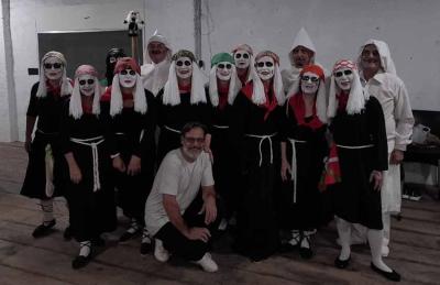 Integrantes de la comparsa de Itxaropen, la euskal etxea saladillense, junto a Esteban Urús, Director del “Teatro La Comedia”