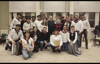 Los y las músicas de la Diasporako Orkestra Argentinarra, tras el concierto ofrecido en el Salón del Colegio de Escribanos, junto a Ana Erausquin,  lehendakari de la Euzkal Etxea de San Nicolás y el vicepresidente de FEVA, Carlos Miguelena
