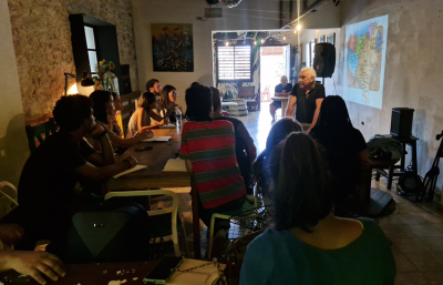 Joseba Sarrionandia Habanako Unibertsitateko Euskara Irakurletzako lauhileko berriaren hasiera hitzaldian, hogei bat ikasle entzule (argazkia Katia Noris Oleaga)