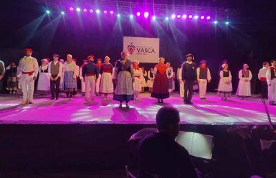 Martin Zalakain dantza tradizionaleko ikuskizuna eskaini zuten Uruguai eta Argentinako dantza taldeek Tandilgo 2025eko Euskal Astean  