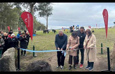 Miguel Lunghi intendentea, Eusko Jaurlaritzako ordezkari Sara Pagola, FEVA lehendakari Asier iriberri eta Gure Etxeko lehendakari Graciela Confalonieri zerrendak moztu eta Euskaldunen Pasealekua inauguratzen