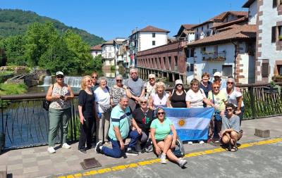 El grupo del Tour Euskal Herria 2025, guiado por Mariana Dominé, en Elizondo, posando con la bandera argentina